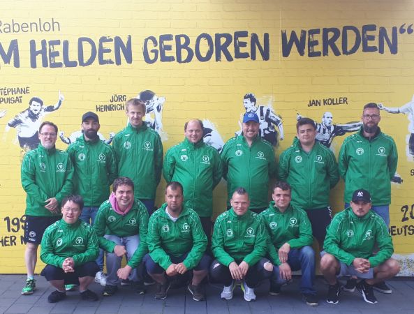 Team vor Wand